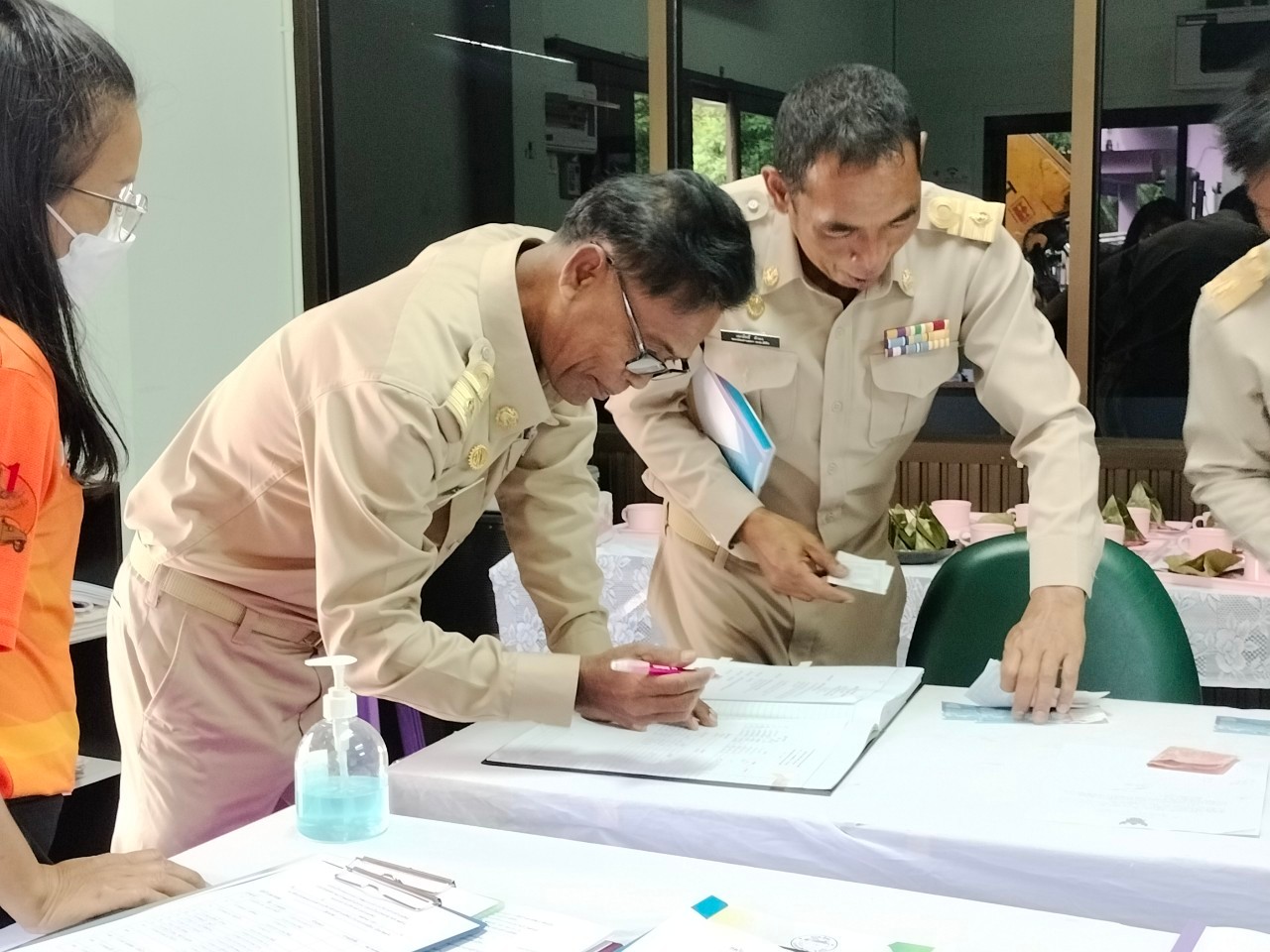 นายกองค์การบริหารส่วนตำบลลิพังรายงานการติดตามและประเมินแผนพัฒนาท้องถิ่น ประจำปีงบประมาณ พ.ศ. 2565 ต่อสภาองค์การบริหารส่วนตำบลลิพัง